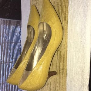 Yellow pumps